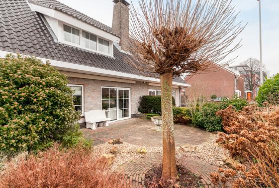 Dit is waarschijnlijk een eenmalige kans. Dit bijzondere huis komt zelden te koop. Luxe 2 onder 1 kap woning met garage en met uitzicht over de Oude Rijn.