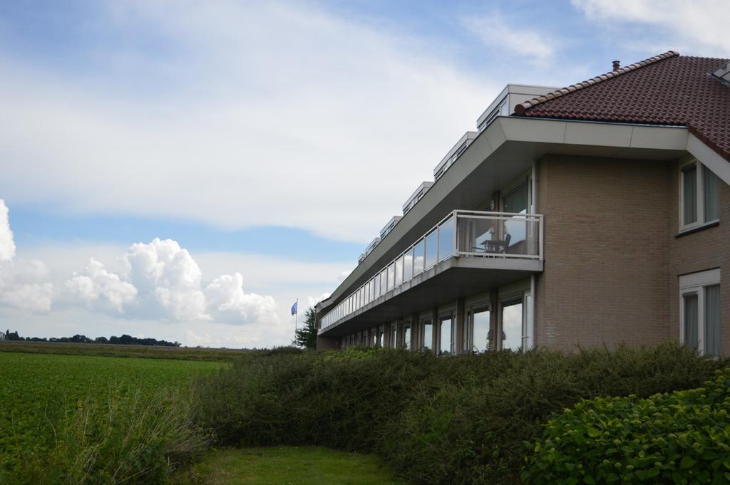 1 - DE GROTE HEESTER VAKKEN RONDOM HET GEBOUW ZIJN ALTIJD GROEN,