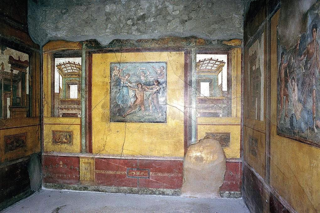 De aanwezigheid van de rijke bewoners zorgde voor een grote groei van kunst en cultuur in steden zoals Pompeii. Dat deze gepaard ging met decadentie ontging de Romeinen zelf ook niet.