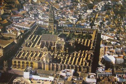 Het centrum van de stad werd de moskee met daaromheen de zoocs (markten), de administratieve centra en ook de Alcázar.