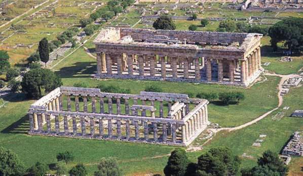 Net zoals in Athene bevonden zich op de Agora van Poseidonia diverse publieke gebouwen, van waaruit de stad democratisch geregeerd werd.