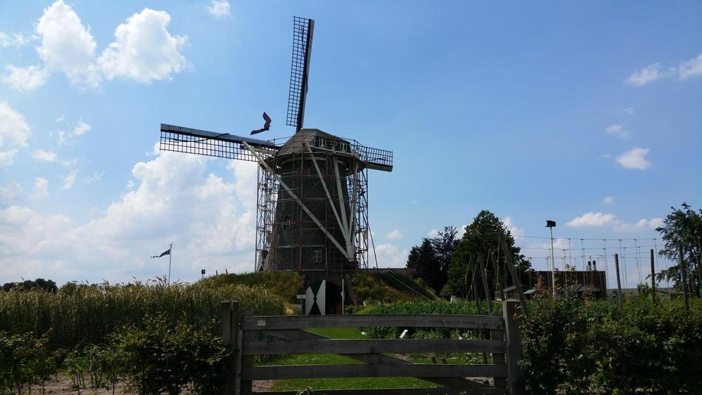 t Krèntje dorpskrant voor en door Meterik Jaargang 4 Nummer 26 2 juli 2015 Redactie: Donkstraat 9 Meterikse molen in de