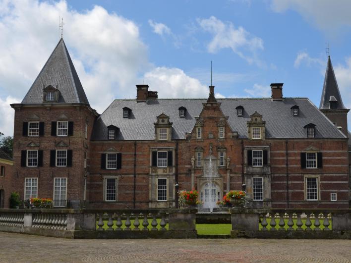 Staal De loopbrug is geïnspireerd op staalconstructies uit de 19e eeuw, zoals de Eiffeltoren. Aan de andere kant van de burg staat een 'handwijzer' (bordje) met steden erop.