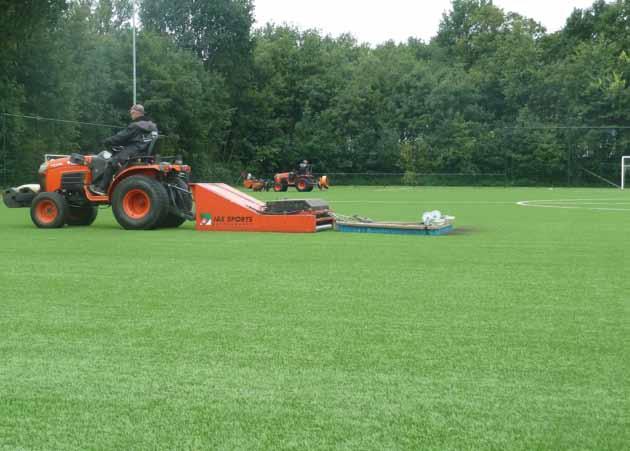 De juiste bandenspanning kan berekend worden door de volgende formule aan te houden: het totale gewicht van de tractor plus het onderhoudswerktuig (bijvoorbeeld borstels)/het totale oppervlak van de