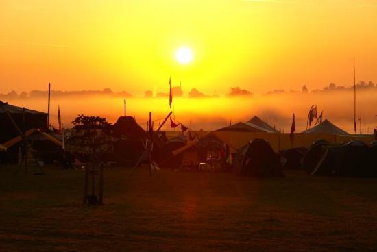 AVONDLIED Het is een traditie in de scouts dat we na elke vergadering het avondlied zingen. Hieronder vinden jullie de tekst zodat iedereen het correct kan meezingen.