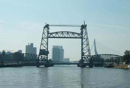 De Hef De Hef is de populaire benaming voor de oude spoorweghefbrug over de Koningshaven in Rotterdam, die het Noordereiland van de wijk Feijenoord scheidt. De officiële naam is Koningshavenbrug.