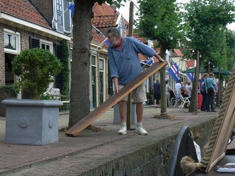 De bemanning bestaat uit schipper Koos Follings en maat Nico Schermer.