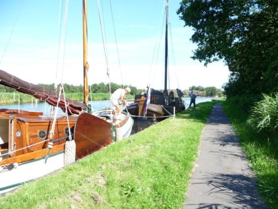 vrouwelijke molenaars. Tevens hebben we een potje smout geregeld. Dit is dierlijk vet dat taai vloeibaar is om het roefluik van de Rot mee in te smeren zodat deze weer waterdicht wordt op de naden.