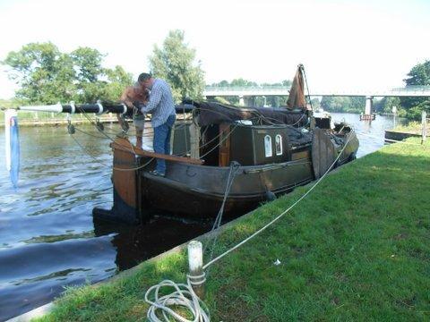 Op deze wijze kunnen Rolf en Lia gerust een paar dagen weg, zonder dat de molen gevaar loopt. Uiteindelijk vertrekken we na een oponthoud van ongeveer 1 ½ uur richting Driewegsluis.