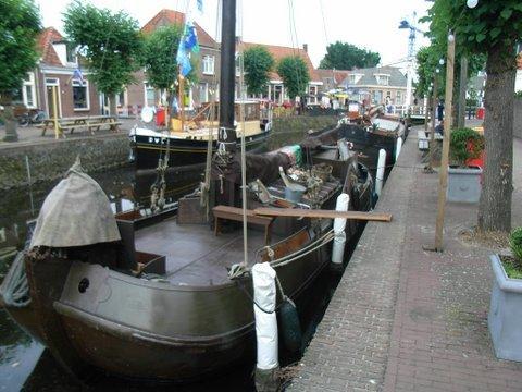 Op de achtergrond ligt de WL3, een oud schip in de Rotterdamse haven die drinkwater naar de schepen bracht. Van vrijdag tot en met zondag liggen we op een prachtplek.