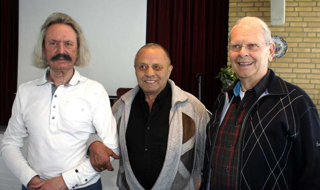 Mannenkoor steekt jarige Bertus hart onder de riem Een delegatie van zo'n 25 man van het Lemster Mannenkoor ging zaterdag op verjaardagsvisite bij Bertus Muurling in het verzorgingshuis de Finke