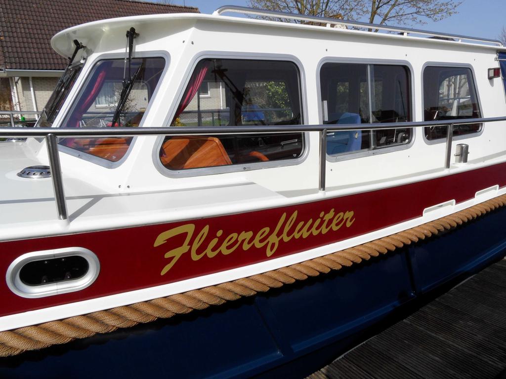 Tien jaar terug heb ik een stalen casco gekocht van een elf meter motorkruiser, voor de kenners een Barkas 1100 en in twee winters afgebouwd.