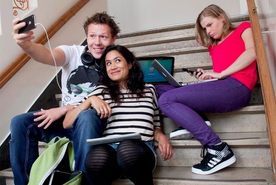 Aan de ouders van leerjaar 1 en leerjaar 2, Theatergroep Zwerm speelt de voorstelling isocial in de brugklassen Tijdens de ouderavond voor leerjaar 1 zal een medewerker van de GGD een presentatie