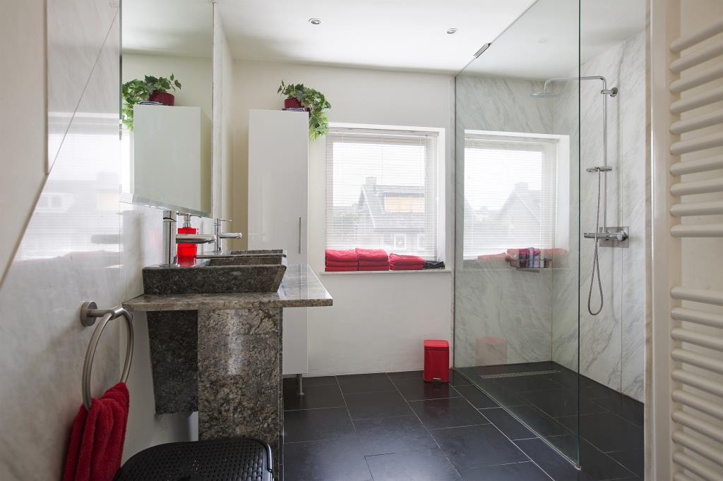 Badkamer Luxe badkamer uit 2006 met inloopdouche, zwevend toilet, bidet en dubbele wastafel (uitgevoerd in graniet met granieten ombouw) met