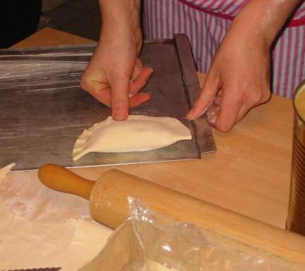 14 Als de appelflappen bruin gekleurd zijn, de temperatuur van oven verlagen tot 130-150 c om ze te laten uitdrogen.