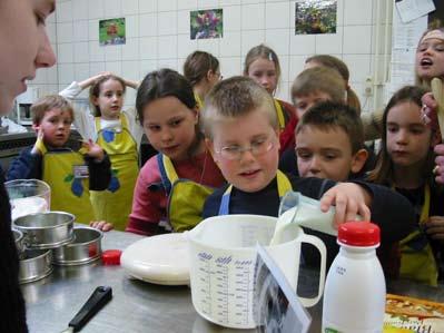 1 KLop de mix voor pasteibakkersrooom met de melk in een grote kom. Laat even opstijven.