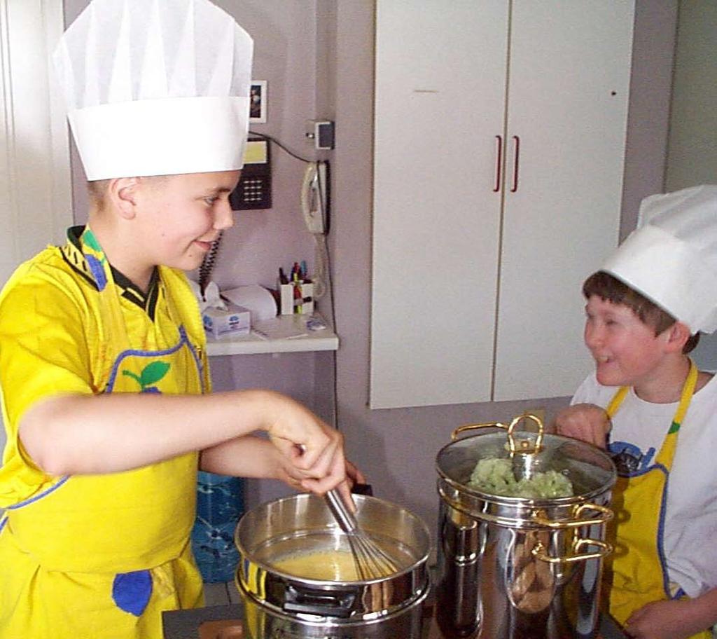 Zabaglione Dit heb je nodig per persoon: 1 eierdooier 1 eierdopje kristalsuiker 1 eierdopje champagne Werkwijze : 1 Zet de eierdooiers met de champagne en de suiker klaar in het (bovenste) bain marie