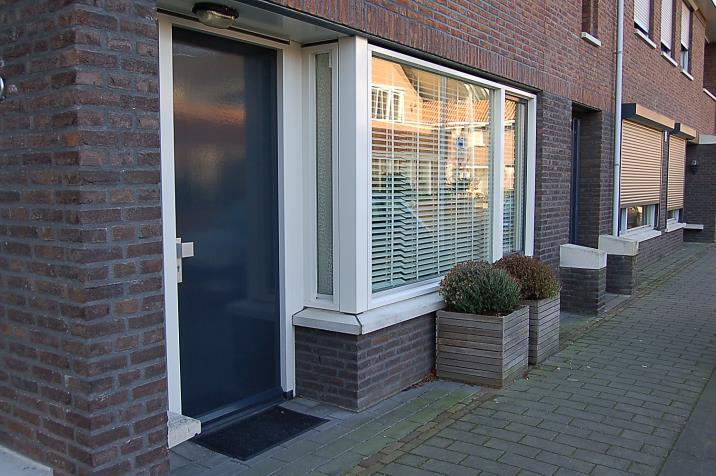 Indeling BEGANE GROND Entree. Ruime hal met meterkast (7 groepen met 2 aardlekschakelaars), een praktische trapkast en toiletruimte.