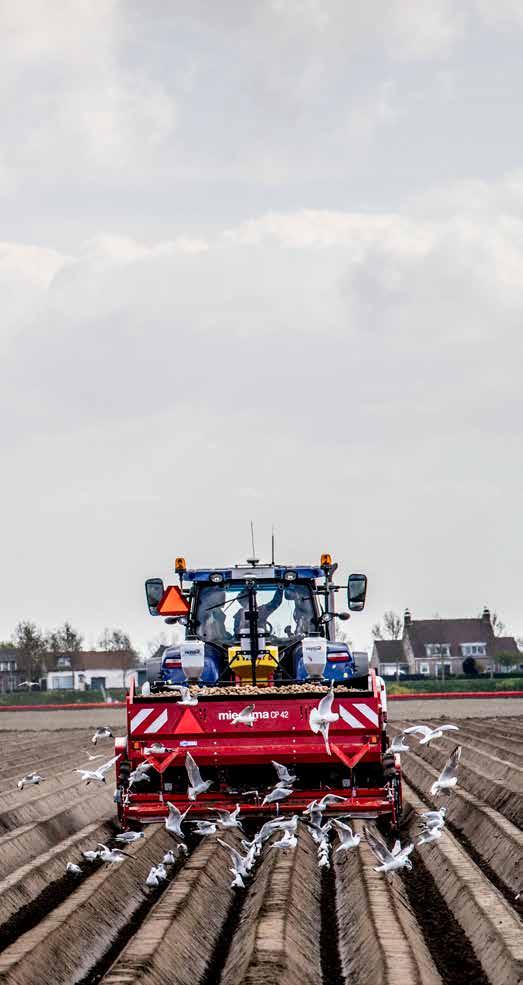 Drones die plantenziekten opsporen en alleen bestrijdingsmiddel sproeien waar dat nodig is, kleine landbouwrobots die efficiënt en goedkoop 24/7 het land bewerken, sensoren in de grond die per plant