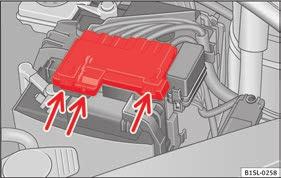 Aanwijzingen Het accupeil van de wagen controleren Druk de clips afb. 172 (pijlen) in de richting van pijlen en verwijder de accu-afdekking naar boven toe.