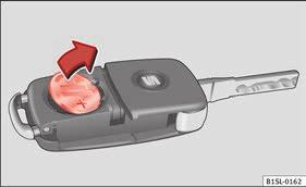 Batterij vervangen De sleutelbaard van de wagensleutel uitklappen pag. 95. Verwijder het deksel op achterkant van autosleutel afb. 99 in de richting van de pijl.