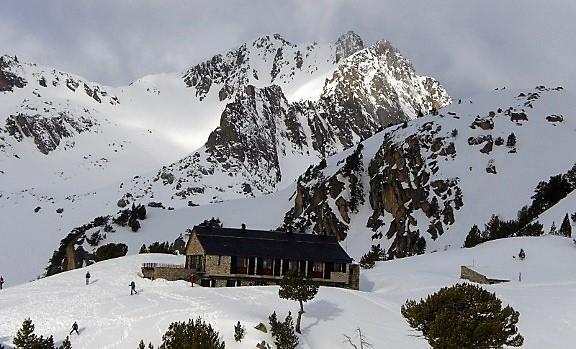 Looptijd 5 uur; + 700 m. en 400 m. Dag 6 Vandaag doen we eerst een beklimming van de Tuc Gran de Sendrosa (2703 m.) en vervolgens steken we door naar de refugi Amitges (2380 m.