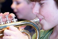 MUZIEK Workshop Muzeparade De leerlingen krijgen @jdens de Muzeparade in een aantal groepjes, op interac@eve manier, instrumenten gedemonstreerd, en ze krijgen de mogelijkheid het instrument zelf te