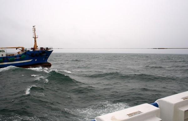 gebruikt worden. Visborden veroorzaken ongeveer 20 procent van de weerstand van een trawl. Het koptouw verbindt de twee schepen met elkaar. L.