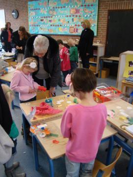 Woensdagochtend, tijdens het inloopuur, mochten de kinderen elkaar en u laten zien wat ze hadden geleerd en gemaakt.