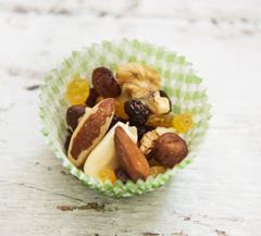 Een stukje huishoudfolie Klein maar fijn: mini-bruinbolletje met erover zorgt dat de inhoud niet uit het light zuivelspread en een plakje vormpje valt. komkommer.