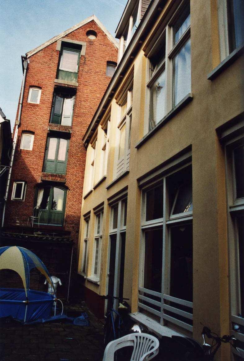 rondboogvenstertjes zichtbaar, behorende bij de oorspronkelijke opzet van het pand (pakhuis). Aan de voorzijde bevindt zich een venster met een vast 15-ruitsraam (1988).