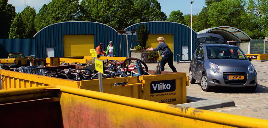 de milieustraat heeft een perron van waaraf het afval op een veilige en makkelijke manier in de containers kan worden gedeponeerd.