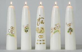Tussen de kaarsen wordt soms een paars lint gedraaid om de krans. Deze kleur is de liturgische kleur van Advent.