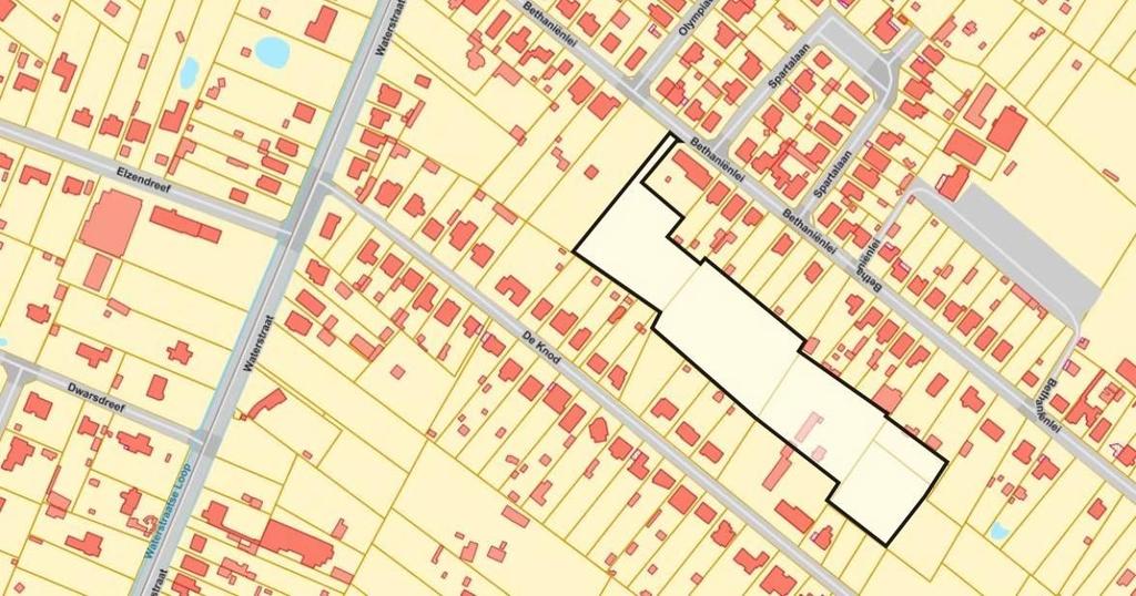 Het gaat hier een ongeklasseerde waterloop langs de oostzijde van de weg en de Waterstraatseloop, een