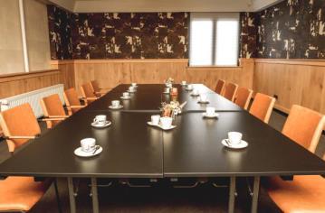 Deze zaal, met een oppervlak van 74 m2, beschikt over een hout gestookte openhaard en heerlijke Chesterfield stoelen.