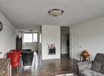 Appartement op 1e verdieping Ruime hal, meterkast, kast met CV-ketelopstelling, toilet, moderne badkamer