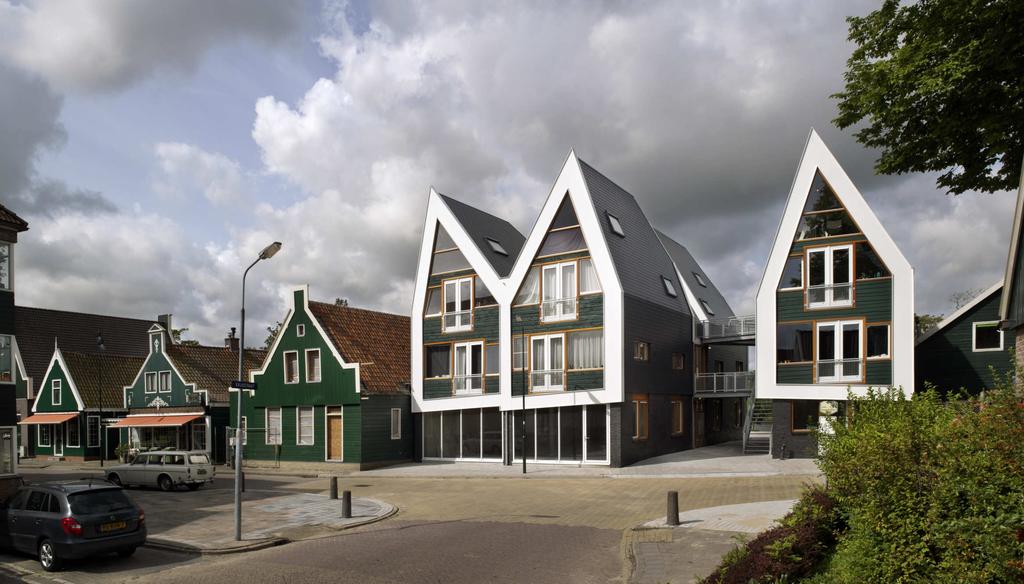 kan zien. Architect Rogier Groeneveld heeft bij het ontwerp van het gebouw de ritmiek van de bebouwing in de straat aangehouden door in aanzicht drie huisjes te tekenen.