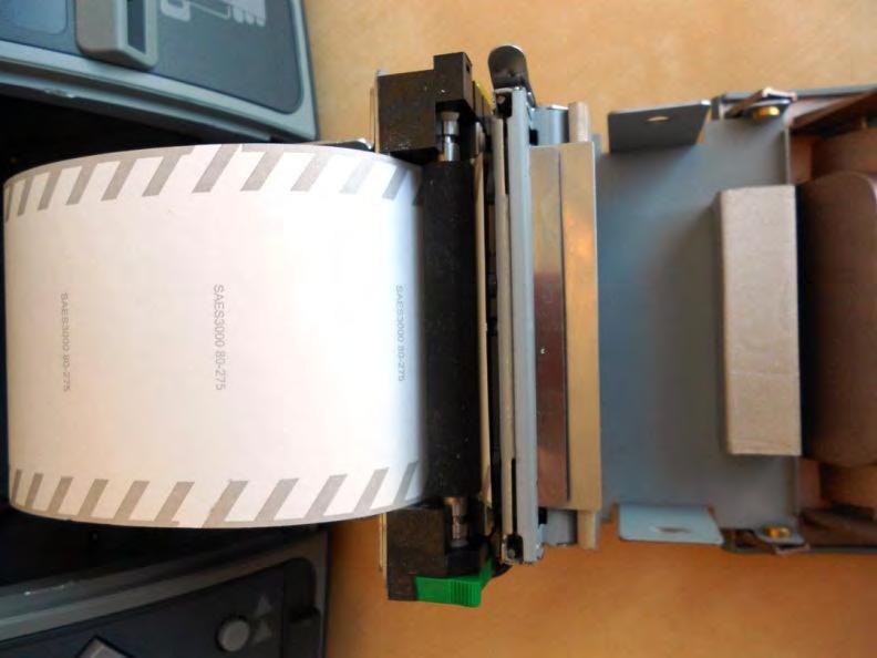 vergrendelde stand te staan (zie afbeelding), de stemcomputer moet aanstaan (aangesloten op het stroomnet, de groene led op de voorkant brandt).