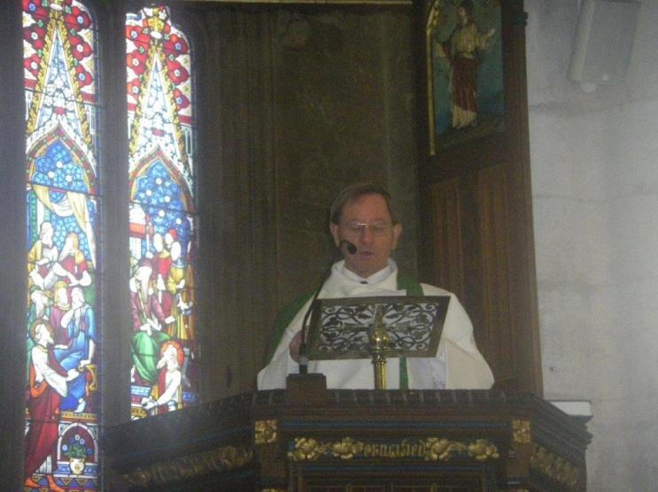 priester Jef. Op het einde van de viering heeft priester Jef nog een speciale groet voor de parochianen van St- Denys.