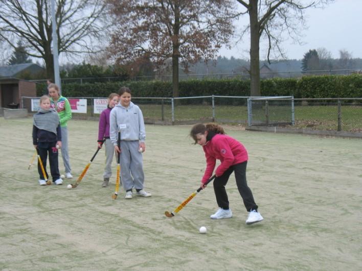 overpushen enz. Na een korte stop werden er spellen gedaan. Een partijtje, blokjeshockey en knotshockey.