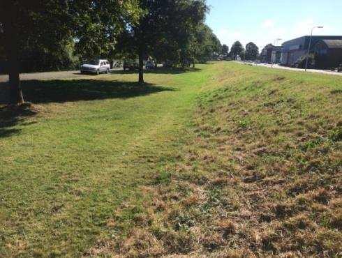 2 uiteinden te moeten lopen 2 borden Losloopveld aan begin en eind Zitbank in het midden van de strook?