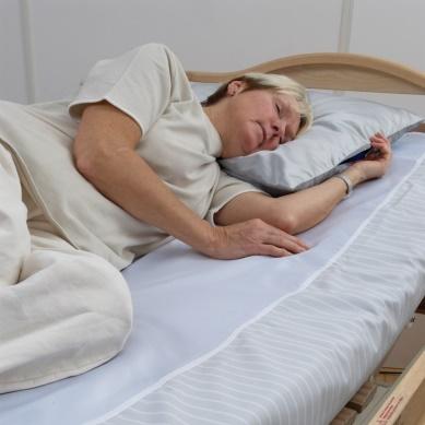 WendyLett WendyLett onderlaken is een satijnen glijlaken dat veilig in bed kan blijven liggen. De veilige antislip rand helpt uit bed glijden voorkomen.