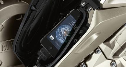Het GPS-navigatiesysteem BMW Motorrad Navigator V heeft een 5 inch beeldscherm, 8 GB opslagcapaciteit, Bluetooth technologie en optionele Smartphone Link voor real time file-info.