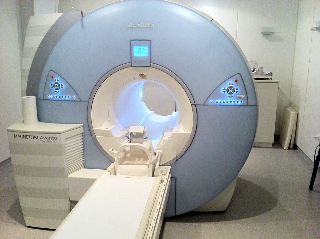 Medisch beeldvormende technieken MRI (Magnetic Resonance Imaging) van de dunne darm Inleiding MRI is een methode om door middel van magnetische velden foto s te maken van het inwendige van de mens.
