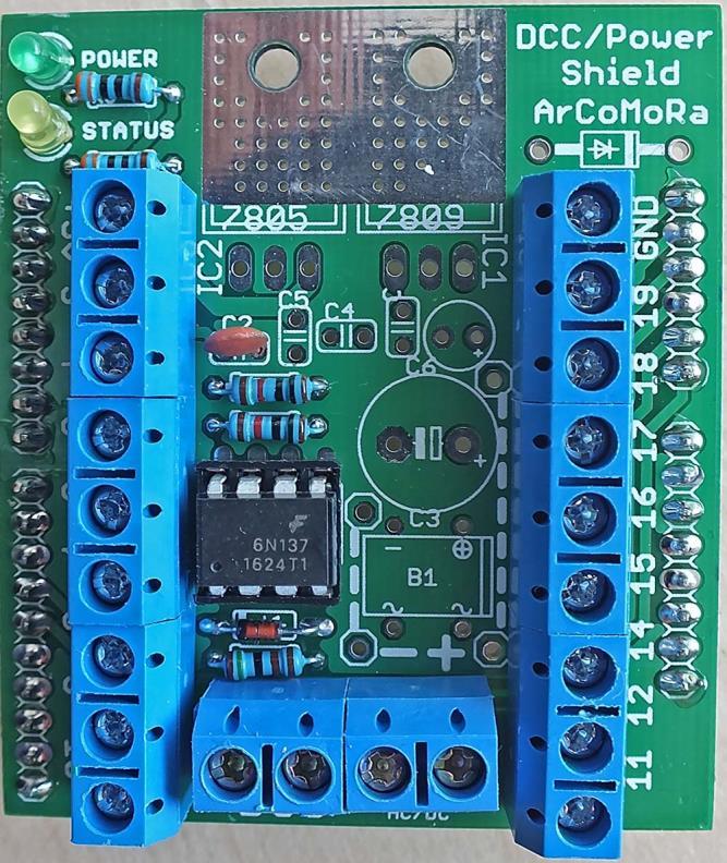 Het streepje (kathode) komt aan de kant van de schroefconnectoren. 3) Plaats en soldeer het IC-voetje van de 6N137. Plaats de halfronde uitsparing aan de kant van de schroefconnectoren.