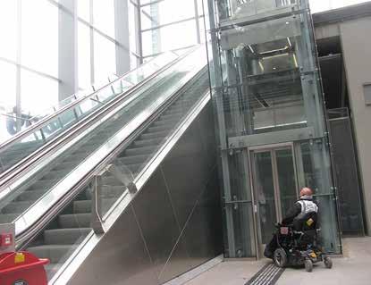 Twee liften op Den Haag Nieuw Centraal Om in een rolstoel het busplatform van het Haagse Centraal Station te kunnen bereiken en verlaten, heb je een lift nodig.