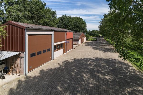 (Bedrijfs)gebouw II, werkplaats: Dit vrijstaande, geïsoleerde bijgebouw (ca. 15,5x10 mtr.