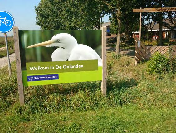 Aan het eind van de Zanddijk na [2] komt u op de hoek in Eelderwolde langs de grote boerderij Onlanderij van Natuurmonumenten.