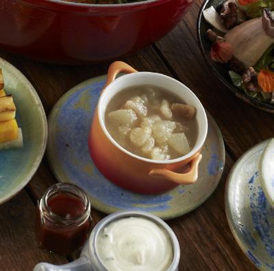 Doe de honing bij de sjalot in de pan en blus af met de apple cider azijn.