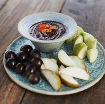 Wanneer de chocolade is gesmolten, prik het fruit aan de prikkers en haal dit door de warme chocolade. Het fruit krijgt een krokant jasje door de chocolade. Smullen maar.